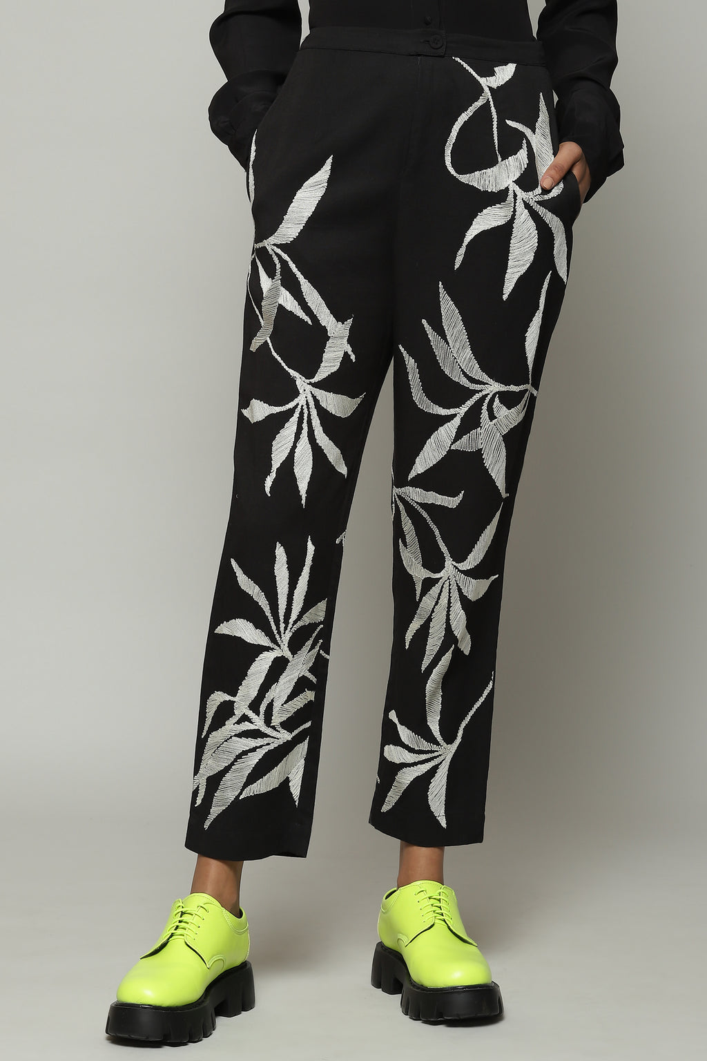 Leaf Crewel Embroidered Tencel X Flax Pant Black