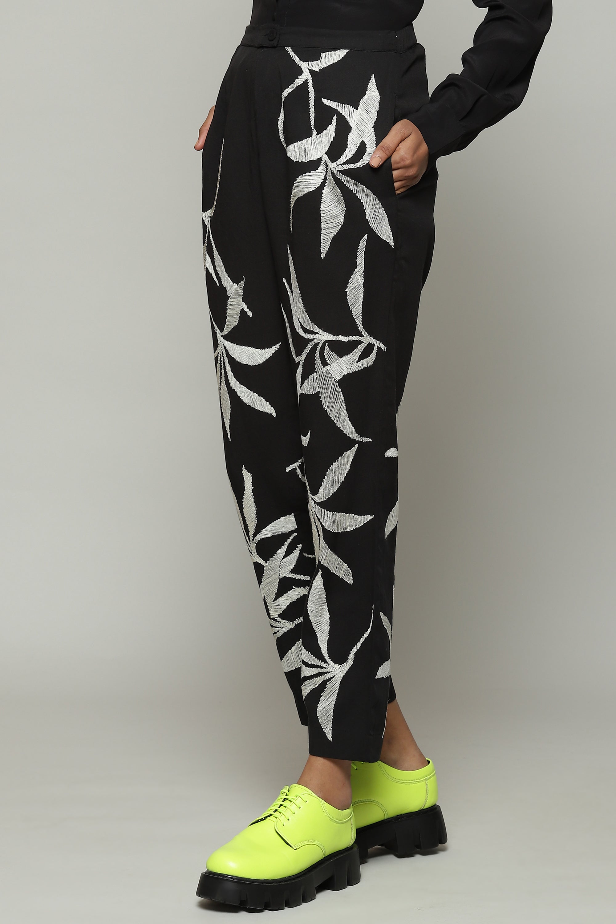 Leaf Crewel Embroidered Tencel X Flax Pant Black